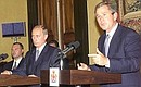 С Президентом США Джорджем Бушем во время совместной пресс-конференции по завершении переговоров.