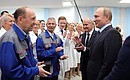 В ходе посещения завода «Купол» Владимир Путин поздравил с Днём рождения одного из ветеранов предприятия, которому в этот день исполнилось 70 лет, и подарил ему офицерские часы.