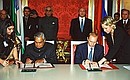 President Vladimir Putin and Prime Minister Atal Bihari Vajpayee of India signing Russian-Indian documents.