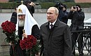 Vladimir Putin laid flowers at the monument to Kuzma Minin and Dmitry Pozharsky. With Patriarch Kirill of Moscow and All Russia.