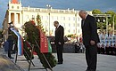 Владимир Путин и Александр Лукашенко почтили память погибших в Великой Отечественной войне минутой молчания.