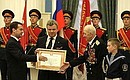 На церемонии вручения почётного звания «Город воинской славы» представителям Кронштадта.