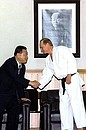 С Премьер-министром Японии Ёсиро Мори во дворце спортивных единоборств «Кодокан».