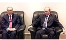 Беседа с Президентом Азербайджана Гейдаром Алиевым в аэропорту Бина.