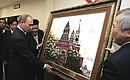 Открытие Российско-вьетнамского банка. Вьетнамская сторона преподнесла В.Путину в подарок картину с видом на Московский Кремль.