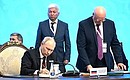 Во время церемонии подписания документов по итогам саммита СНГ. Фото: Павел Бедняков, РИА «Новости»