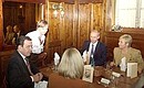 Встреча Владимира и Людмилы Путиных с Федеральным канцлером ФРГ Герхардом Шрёдером и его супругой Дорис Шрёдер-Кёпф в ресторане на набережной Эльбы.