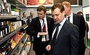 Дмитрий Медведев осмотрел выставку, открытую в рамках IV Международного форума по нанотехнологиям. В павильоне «Магазин будущего».