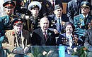 Президент Узбекистана Шавкат Мирзиёев на военном параде в ознаменование 78-й годовщины Победы в Великой Отечественной войне.