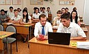 Во время посещения средней общеобразовательной школы №19 в селе Верхнерусское Дмитрий Медведев побывал на уроке в одиннадцатом классе.