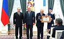 Хабаровску присвоено почётное звание «Город воинской славы». Президент вручил грамоту мэру Хабаровска Александру Соколову.