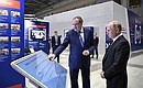 Владимир Путин осмотрел выставку социально значимых проектов, организованную в рамках форума «Сообщество».