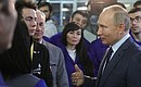 В ходе посещения автоконцерна «КамАЗ» Владимир Путин пообщался с работниками завода двигателей.