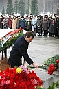 Президент в сопровождении ветеранов Великой Отечественной войны и жителей блокадного Ленинграда возложил цветы к монументу «Родина-мать».