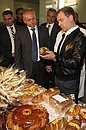На хлебозаводе №1. Слева от Президента председатель правления Русской продовольственной компании Валерий Чешинский.