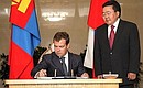 Дмитрий Медведев оставил запись в книге почётных гостей Государственного дворца Монголии.