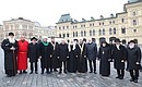 С представителями религиозных конфессий – участниками церемонии возложения цветов к памятнику Кузьме Минину и Дмитрию Пожарскому.