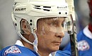 Во время матча нового пятого сезона Ночной хоккейной лиги между хоккеистами-ветеранами команды «Звёзды НХЛ» и сборной НХЛ.