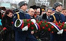 Возложение цветов к памятнику десантникам, героически погибшим в 2000 году при выполнении боевой задачи на Северном Кавказе.