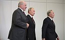 С Президентом Белоруссии Александром Лукашенко (слева) и Президентом Казахстана Нурсултаном Назарбаевым перед началом заседания Высшего Евразийского экономического совета в узком составе.