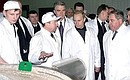 С губернатором Омской области Леонидом Полежаевым (справа) во время посещения мясоперерабатывающего комбината «Омский бекон».