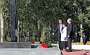 Владимир Путин и Алмазбек Атамбаев возложили цветы к мемориалу блокадникам-ленинградцам, которые в годы войны были эвакуированы в Киргизию. С руководителем Киргизского общества блокадников Ленинграда Анной Кутановой.