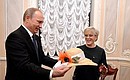 Владимир Путин поздравил народную артистку СССР Алису Фрейндлих с юбилеем.