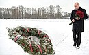 During a visit to the Piskarevskoye Memorial Cemetery Vladimir Putin honoured the memory of his brother who died during the siege of Leningrad.