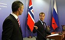 На пресс-конференции по итогам российско-норвежских переговоров. С Премьер-министром Норвегии Йенсом Столтенбергом.