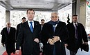 Перед началом встречи с главой Палестинской национальной администрации Махмудом Аббасом.