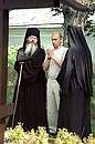 С игуменом Валаамского Спасо-Преображенского монастыря архимандритом Панкратием (слева).