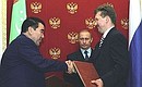 Президент Туркменистана Сапармурат Ниязов и председатель правления «Газпрома» Алексей Миллер после подписания контракта между «Газпромом» и государственной корпорацией «Туркменнефтегаз».