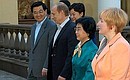 С Председателем КНР Ху Цзиньтао, его супругой Лю Юнцин и Людмилой Путиной.