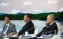 На пленарном заседании Восточного экономического форума. C Премьер-министром Японии Синдзо Абэ (слева) и Председателем КНР Си Цзиньпином.