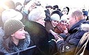 Владимир Путин общался с жителями города, собравшимися перед зданием областной администрации.