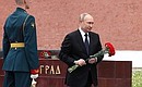 Vladimir Putin lays flowers at the Hero City obelisks and the memorial sign for the Cities of Military Glory.