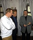 В Доме-музее писателя Антона Чехова с Президентом Украины Леонидом Кучмой (в центре) и директором музея Геннадием Шалюгиным.