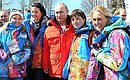 С волонтёрами Игр по окончании соревнований по лыжным гонкам.