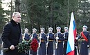 Vladimir Putin laid flowers at the Landmark Stone monument at the Nevsky Pyatachok military historical complex.