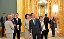 По окончании переговоров Владимир Путин пригласил Мун Чжэ Ина и его супругу на экскурсию по Большому Кремлёвскому дворцу.