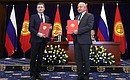 Церемония обмена документами, подписанными в ходе государственного визита Президента России в Киргизию.
