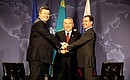 С Президентом Украины Виктором Януковичем (слева) и Президентом Казахстана Нурсултаном Назарбаевым.
