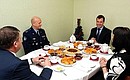 Беседа с семьёй полковника ВВС России Сергея Фомина. С Министром обороны Анатолием Сердюковым (слева).