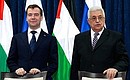С Главой Палестинской национальной администрации Махмудом Аббасом во время церемонии подписания совместных документов.
