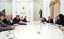 На встрече с госсекретарём США Джоном Керри и Министром иностранных дел России Сергеем Лавровым.