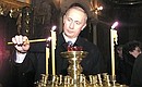 В Успенском кафедральном соборе. Владимир Путин поставил свечу Владимирской иконе Божьей Матери.