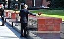 Владимир Путин возложил цветы к обелискам городов-героев и памятному знаку в честь городов воинской славы.