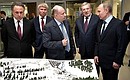 Перед началом совещания о подготовке проведения XXIX Всемирной зимней универсиады 2019 года в Красноярске Владимир Путин ознакомился с макетами строящихся объектов.