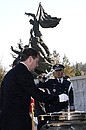 Laying a wreath at the Monument to Fallen Soldiers.