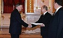 Верительную грамоту Президенту вручил посол Канады в России Ральф Джеймс Лисишин.